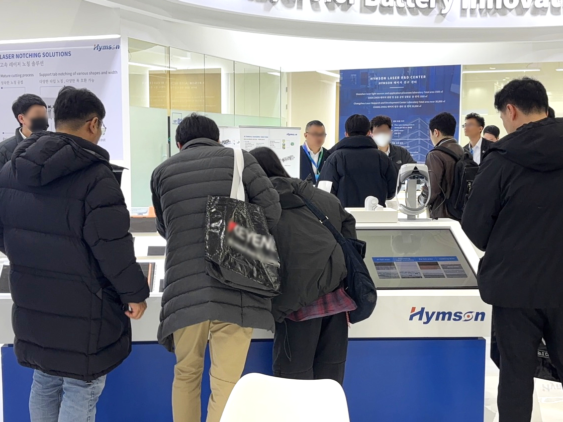 5、SVG-展柜参观3.jpg